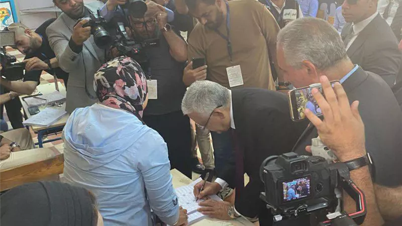 رئيس مجلس النواب يدلي بصوته في انتخابات الشيوخ 2025