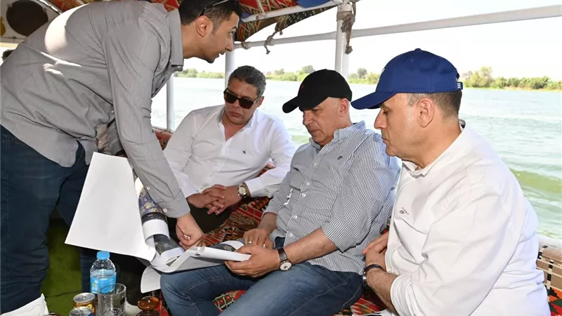 وزير الري ومحافظ كفر الشيخ يتفقدان مجرى نهر النيل في دسوق