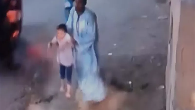 فيديو كشف جريمته.. سقوط عاطل اعتدى على طفلة وحاول سرقة قرطها الذهبي في أسيوط (صور)