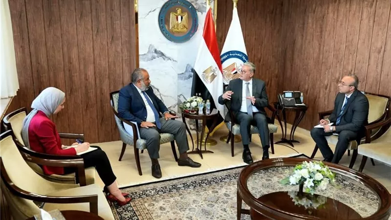 وزير البترول يبحث مع 