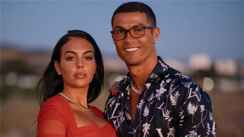 بعد 9 سنوات تعارف و5 أطفال.. خطوبة كريستيانو رونالدو وجورجينا 