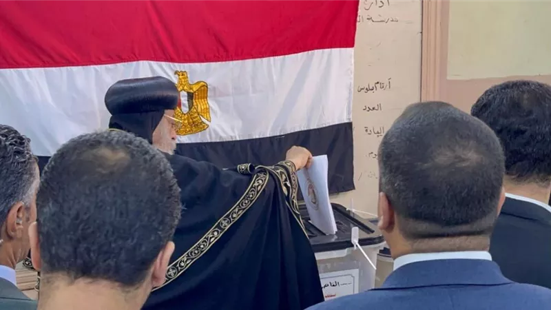 البابا تواضروس يدلي بصوته في انتخابات مجلس الشيوخ 2025