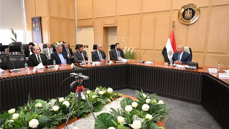وزير النقل: إعداد قاعدة بيانات بالمطالب والتحديات والفرص المرتبطة بتوطين الصناعة