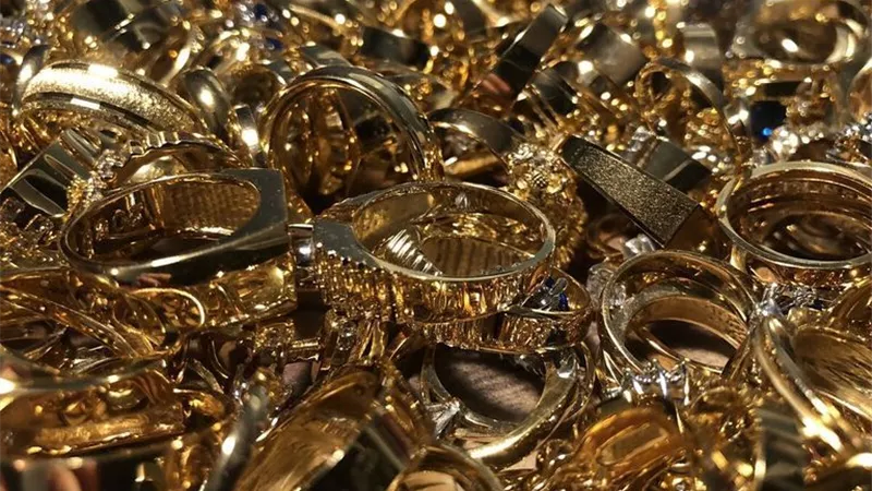 وسط خسائر حادة عالميًّا.. كيف تتحرك أسعار الذهب في السوق المحلي؟
