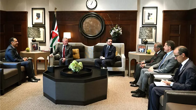 عاهل المملكة الأردنية الهاشمية يستقبل رئيس الوزراء بالديوان الملكي بالحسينية