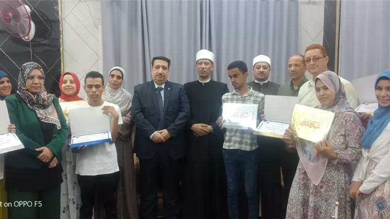 الشطورى يكرم أوائل الثانوية الأزهرية بطهطا تقديرًا لتفوقهم