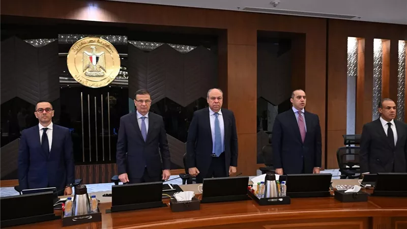 مجلس الوزراء يبدأ اجتماعه اليوم بالوقوف دقيقة حداد على روح علي المصيلحي