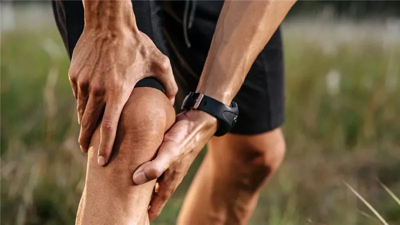 أسباب تيبس الركبة وصعوبة الانحناء والركوع وأهم طرق علاجها 