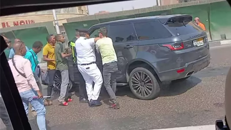 الشعب والشرطة إيد واحدة.. ضبط سائح مخمور تسبب في حادث مروع أعلى كوبري أكتوبر