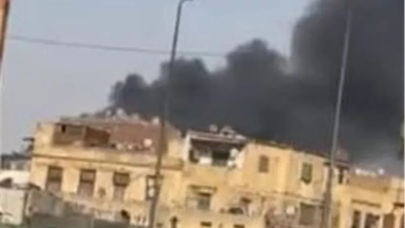 الدفع بـ10 سيارات إطفاء و3 خزانات مياه للسيطرة على حريق بولاق أبو العلا