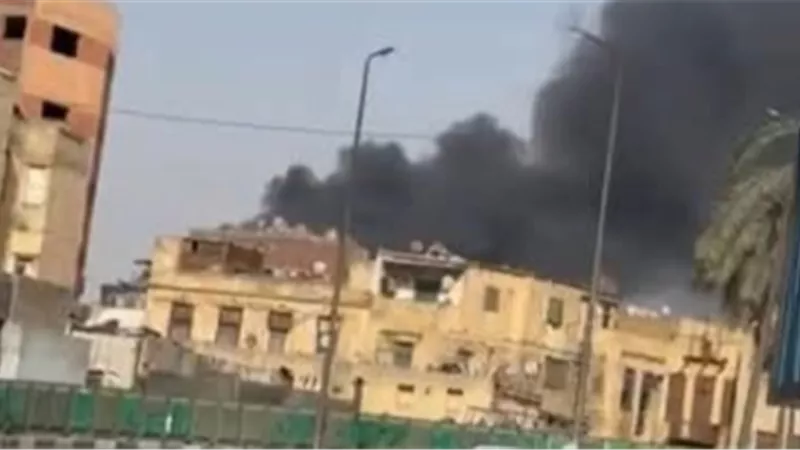 فصل الكهرباء والغاز للسيطرة على حريق مخزن مواسير في بولاق أبو العلا