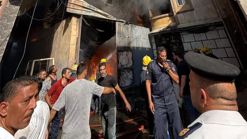 وصول محافظ القاهرة لموقع حريق ببولاق أبو العلا والحماية المدنية تسيطر على النيران