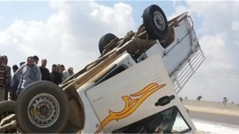تفاصيل إصابة 13 شخصا في انقلاب سيارة نصف نقل بالخطاطبة