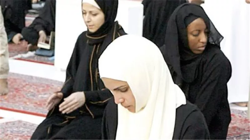 الإفتاء تحسم الجدل.. خروج الزوجة للمسجد دون إذن زوجها بين الطاعة والعبادة 