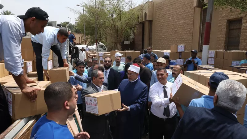 رئيس جامعة الأزهر يتفقد القافلة الإغاثية السادسة لغزة دعمًا لمبادرة 