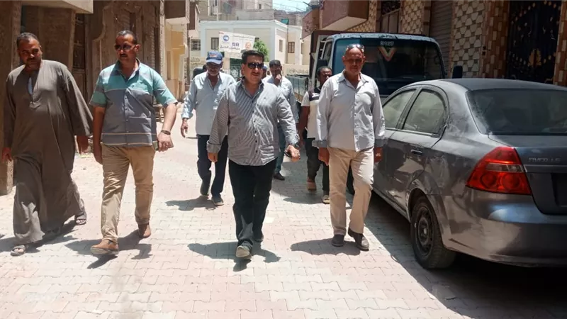 رئيس مدينة طهطا يتفقد أعمال رصف وتركيب الإنترلوك بمنطقة الساحل 