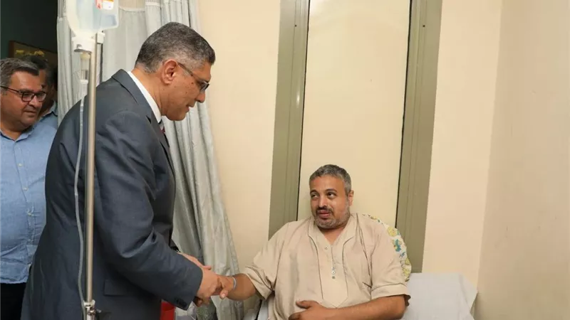 محافظ الجيزة يطمئن على الحالة الصحية لشهاب عبدالعزيز بطل واقعة إنقاذ 