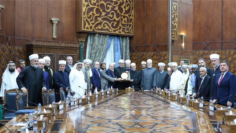شيخ الأزهر يستقبل وفد الإفتاء العالمي ويدعو لترسيخ الوعي بتاريخ الأمة وفلسطين