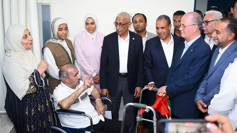 وزير الخارجية يرافق رئيس الوزراء الفلسطيني لزيارة الجرحى الفلسطينيين بمستشفى العريش العام