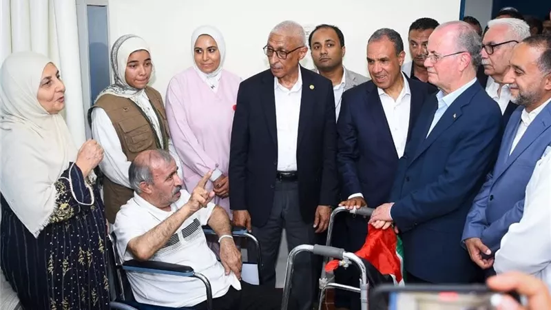 وزير الخارجية يرافق رئيس الوزراء الفلسطيني لزيارة الجرحى الفلسطينيين بمستشفى العريش 