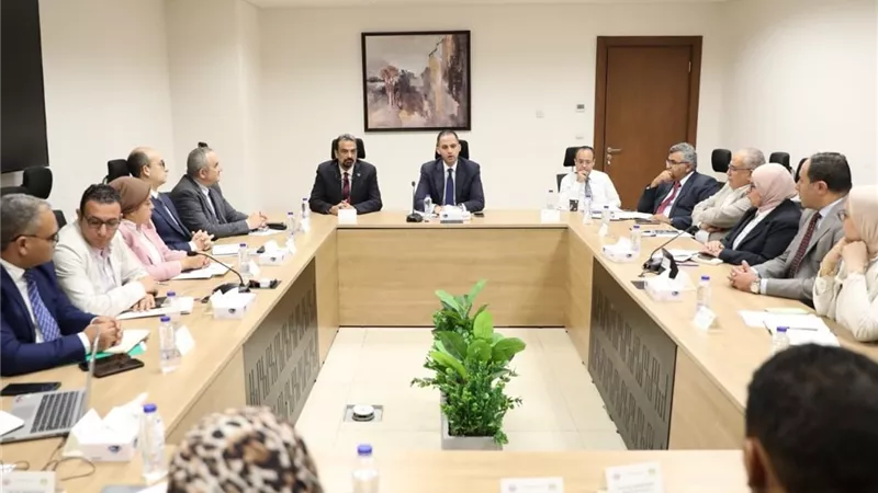 نائب وزير الصحة يترأس اجتماعًا لتطوير آليات معايير السلامة والصحة المهنية في المنشآت الطبية