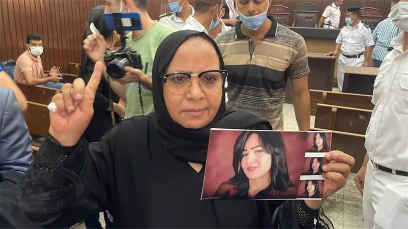 والدة شيماء جمال تصل المحكمة لحضور جلسة محاكمتها في قضية السب والقذف