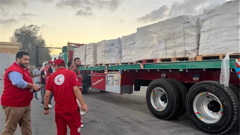 الهلال الأحمر المصري: إعداد مطبخ إنساني متنقل لتوفير وجبات ساخنة للفلسطينيين