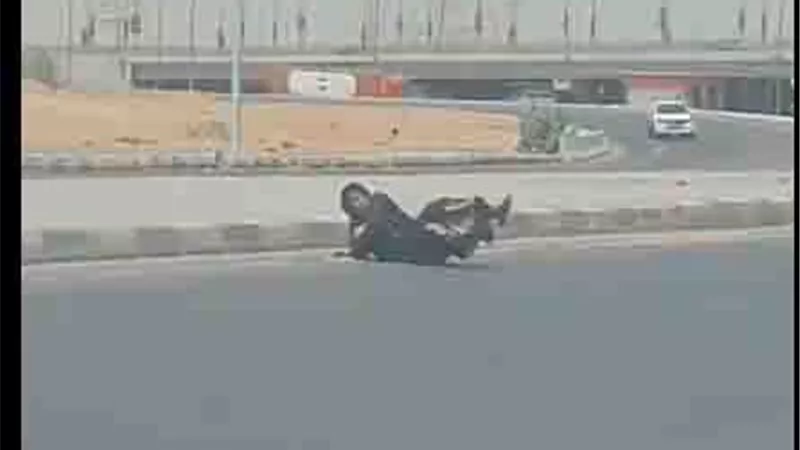 الداخلية تكشف تفاصيل فيديو إلقاء سيدة نفسها أمام السيارات بالشرقية