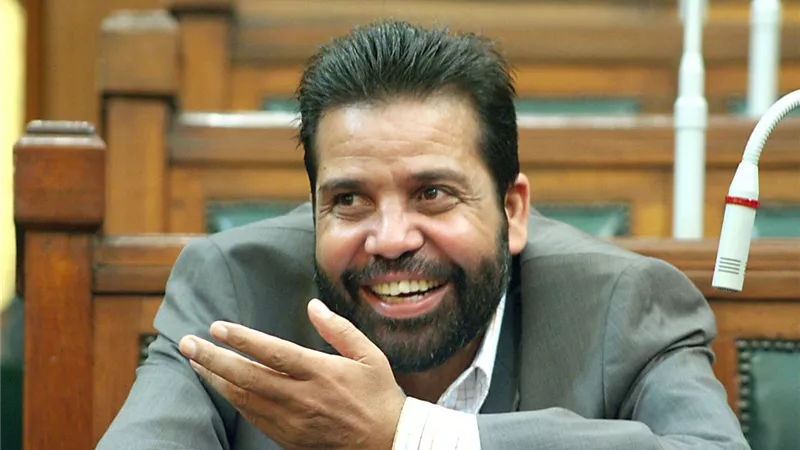  سيارة معاقين وشيكات بدون رصيد .. تفاصيل القبض على رجب هلال حميدة في كفر الشيخ