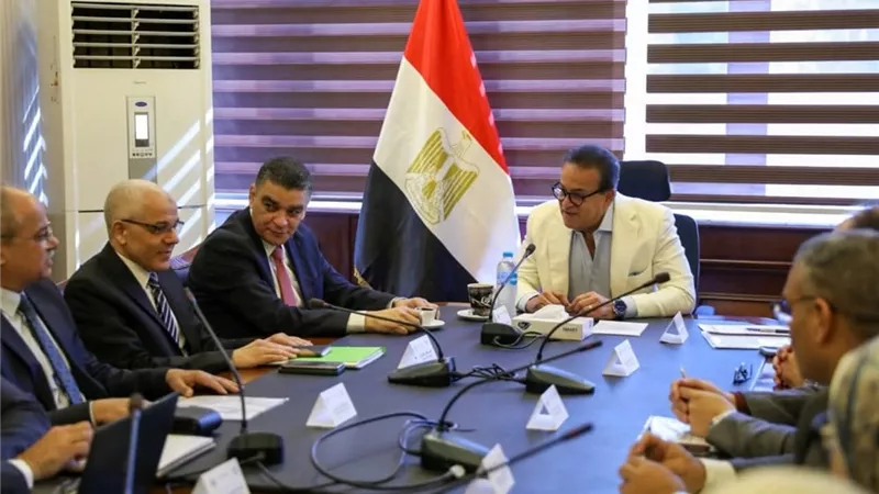 وزير الصحة يبحث مع 