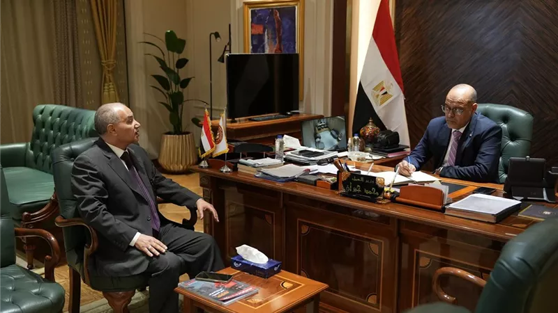 وزير العمل يبحث مع رئيس الجالية المصرية بالقصيم توفير فرص عمل للشباب