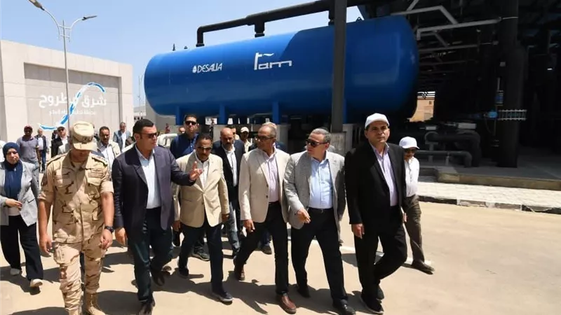وزير الإسكان ومحافظ مطروح يتفقدان محطة تحلية مياه البحر 