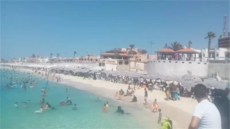 بعد فاجعة الإسكندرية.. مطروح تحذر المصطافين من السباحة بالشواطئ المفتوحة 