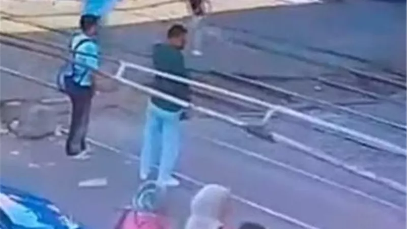 وزير النقل يكرم عامل مزلقان السادات ببني سويف بعد إنقاذه حياة شاب