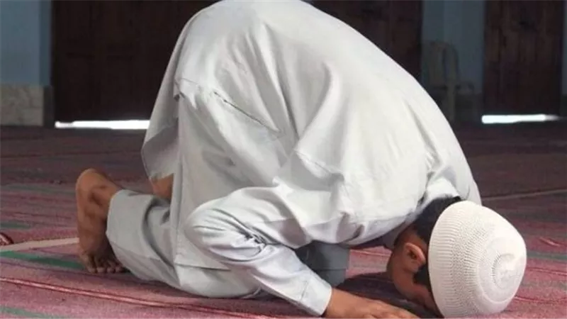 خشوع ضائع في زمن السرعة.. كيف نعيد الروح إلى الصلاة؟