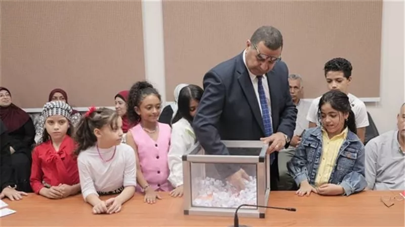 إجراء القرعة العلنية لاختيار 65 مُعلمًا ومُعلمة للفوز برحلات عُمرة بالوادي الجديد