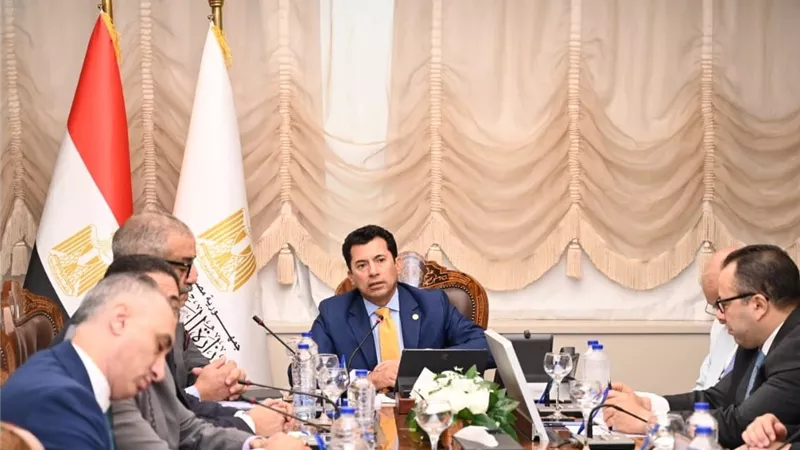 وزير الشباب يجتمع بمديري المديريات واللجنة القانونية لوضع الآليات التنظيمية لقانون الرياضة الجديد