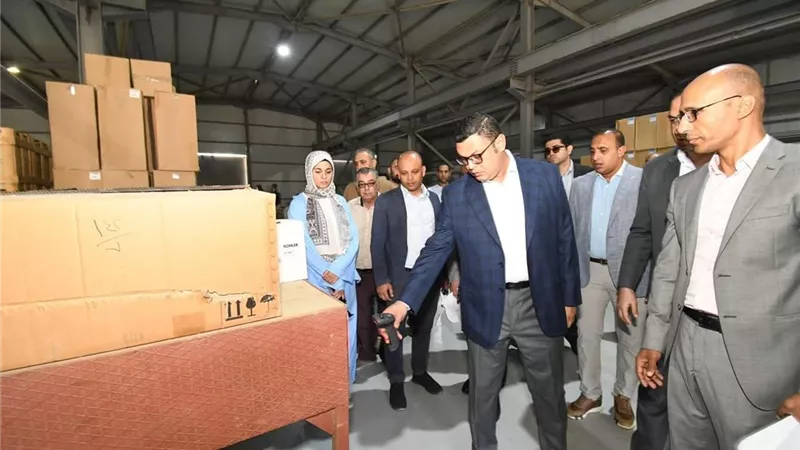 وزير الإسكان يتفقد محطة صرف صحي بالأندلس ويطلع على منطقة المخازن المركزية
