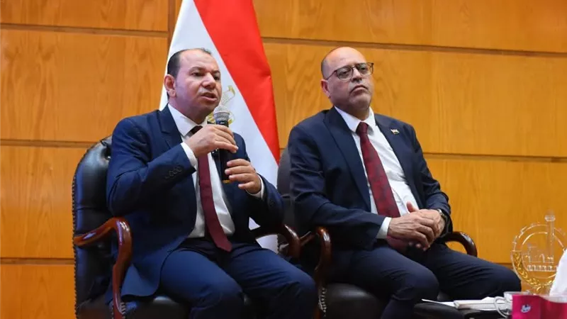 وزير العمل يفتتح ورشة للتوعية بالقانون الجديد ويسلّم عقود عمل لذوي الهمم بالقليوبية