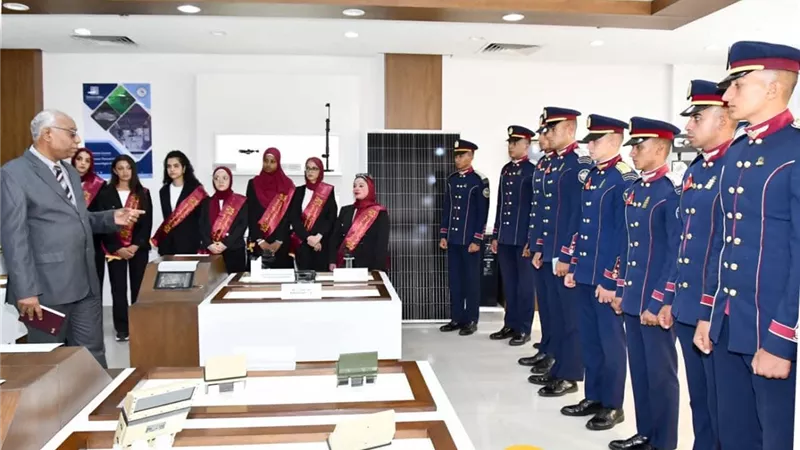 القوات المسلحة تستقبل وفدًا إعلاميًا وطلابيًا لزيارة الشركة العربية العالمية للبصريات
