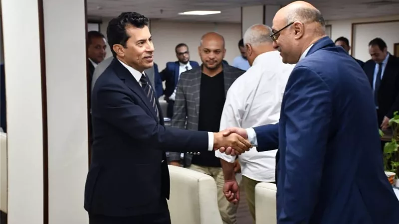 وزير الرياضة يشدد على الالتزام بالتعديلات المطلوبة في الأندية