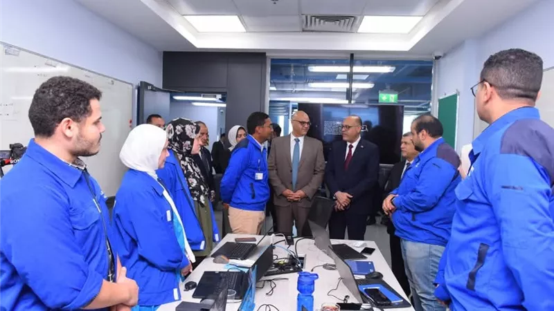 تفقد معامل الاختبار.. وزير العمل يزور مركز العربي للبحوث والتطوير بمدينة بنها