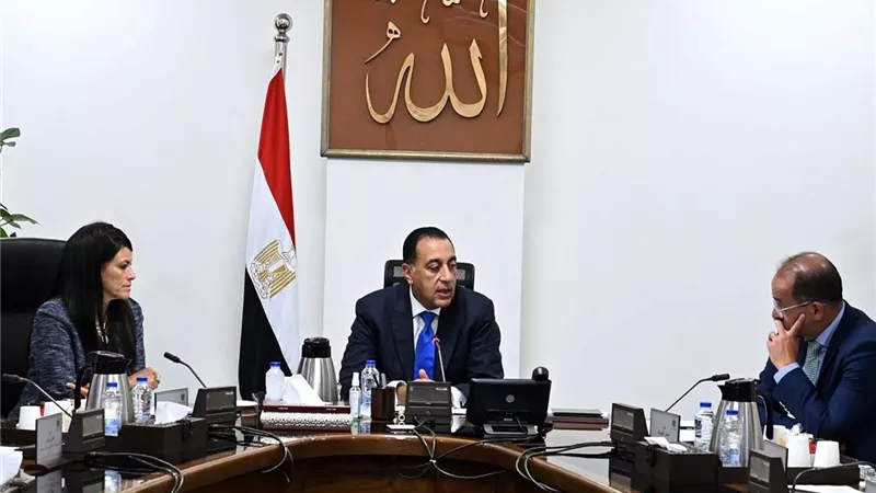 رئيس الوزراء يناقش زيادة الاعتمادات المالية المخصصة لصيانة المنشآت الحكومية والمرافق في موازنة الدولة