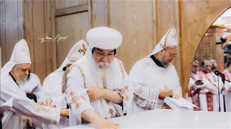 الأنبا مكاريوس يدشن مذبحا جديدا بكنيسة السيدة العذراء