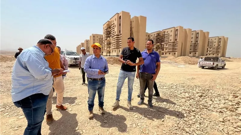وزير الإسكان يتابع موقف المشروعات السكنية والمرافق والخدمات بمدينة قنا الجديدة