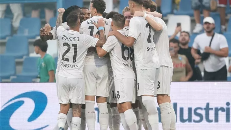 نابولي يستهل رحلة الدفاع عن لقب الدوري الإيطالي بالفوز على ساسولو 2- 0