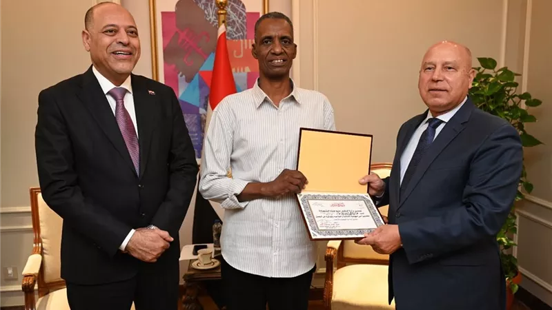 وزير النقل يكرم عامل مزلقان أنقذ شابًا من الموت تحت عجلات القطار