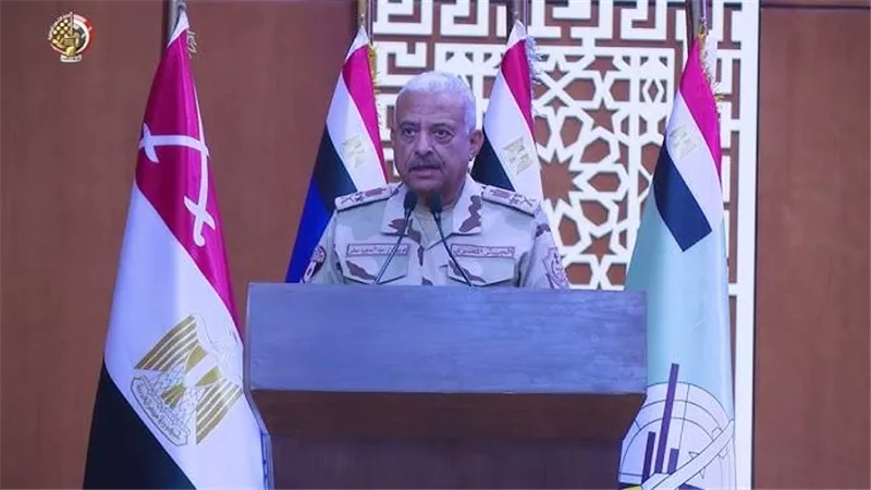 الفريق أول عبد المجيد صقر يلتقى بعدد من مقاتلى المنطقة الغربية العسكرية