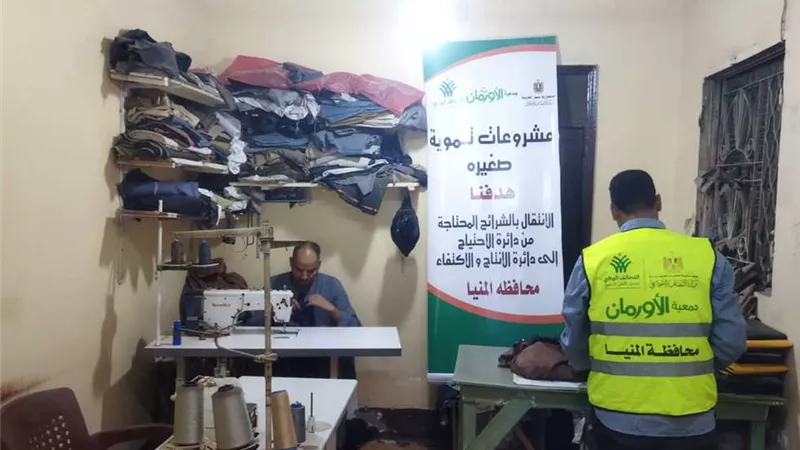 تضامن المنيا تسلم 17 مشروع تمكين اقتصادي للأسر الأولى بالرعاية