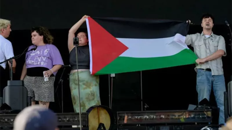 مقاطعة مهرجان موسيقي في بريطانيا بعد منع فرقة من رفع العلم الفلسطيني